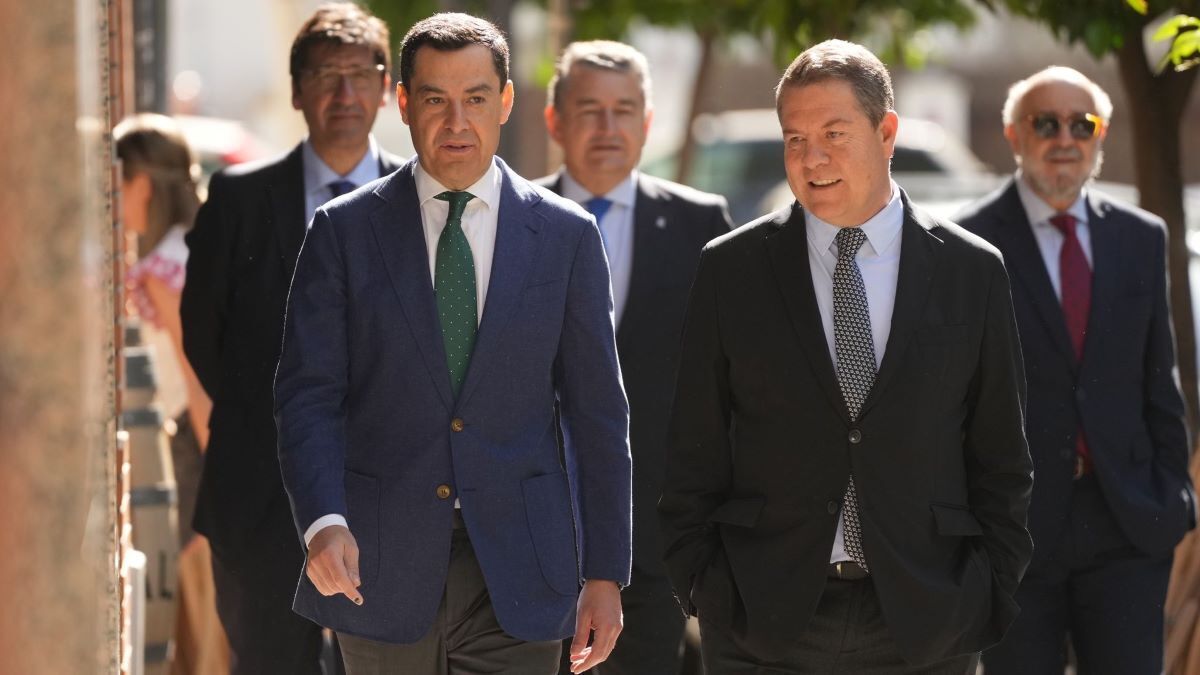 García-Page y Juanma Moreno en Sevilla