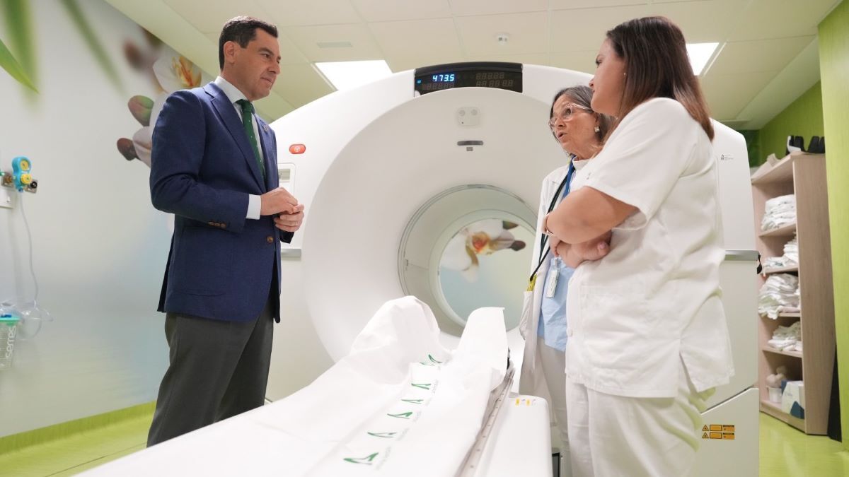 Juanma Moreno en la inauguración del PET-TAC del Hospital Juan Ramón Jiménez