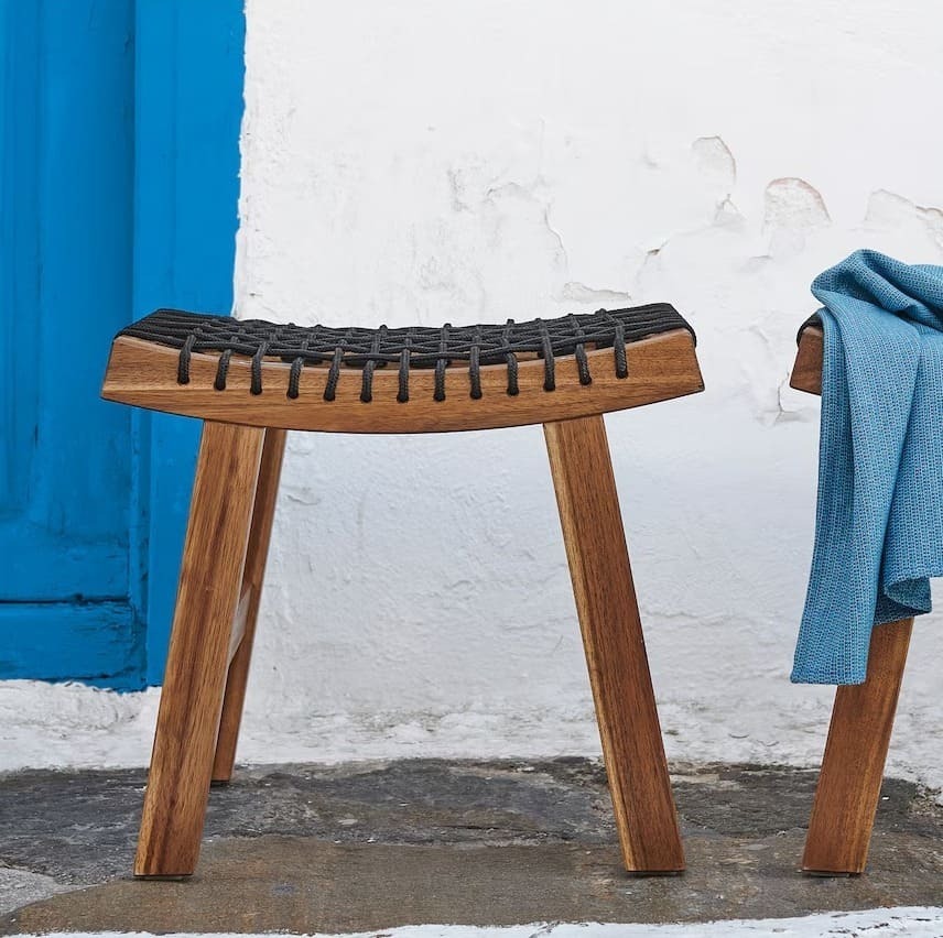 El taburete de exterior de madera de acacia con tinte marrón claro STACKHOLMEN de Ikea