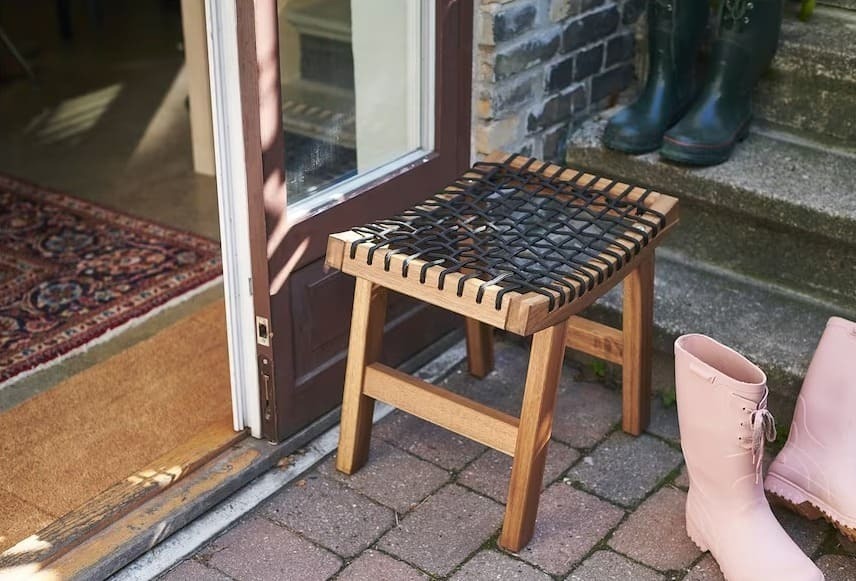El taburete de exterior de madera de acacia con tinte marrón claro STACKHOLMEN de Ikea