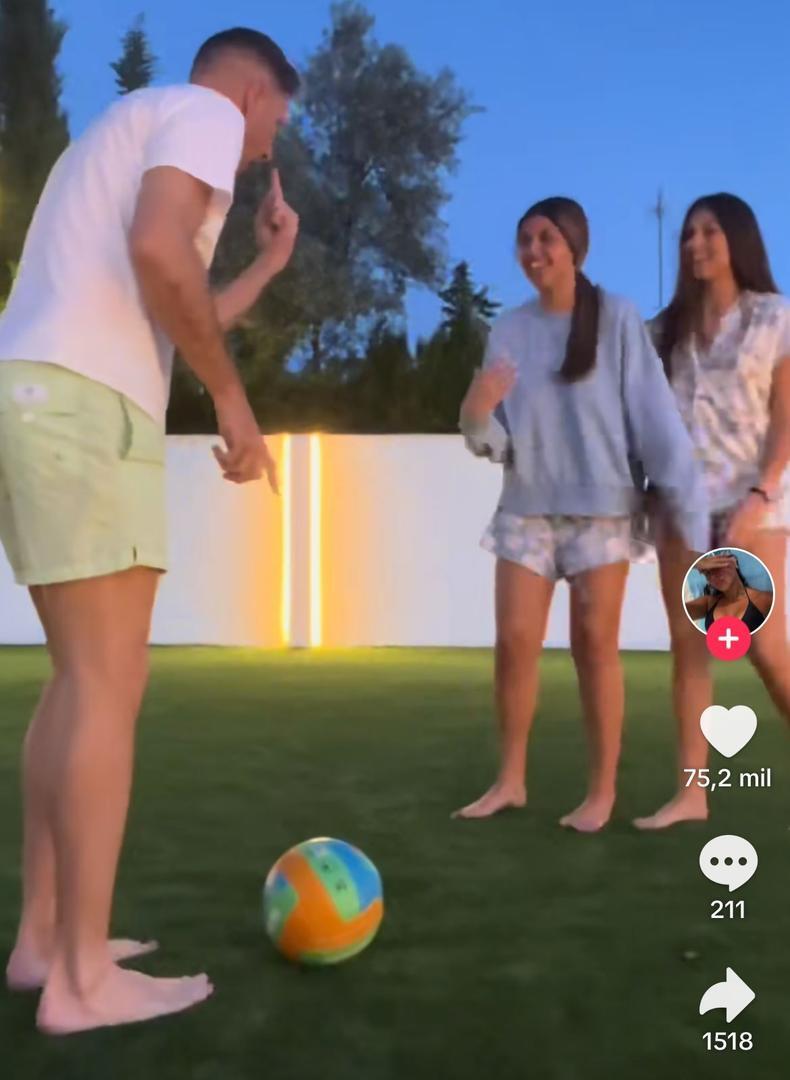 Joaquín Sánchez junto a sus hijas en un vídeo de TikTok