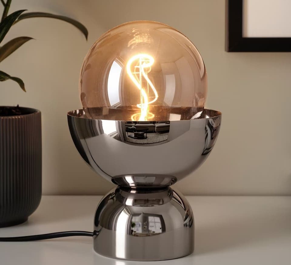 ACKJA Lámpara de mesa niquelado de Ikea