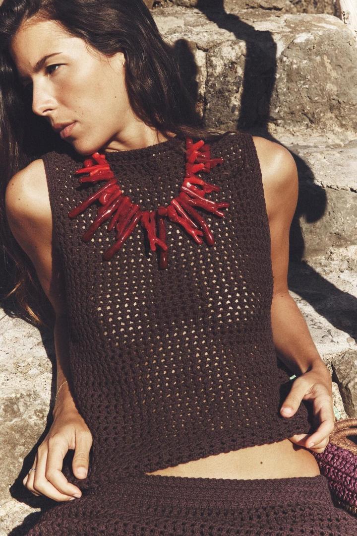 El nuevo top de punto abierto de Zara