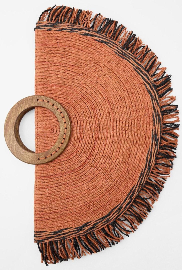 El nuevo bolso abanico trenzado de color naranja de Zara