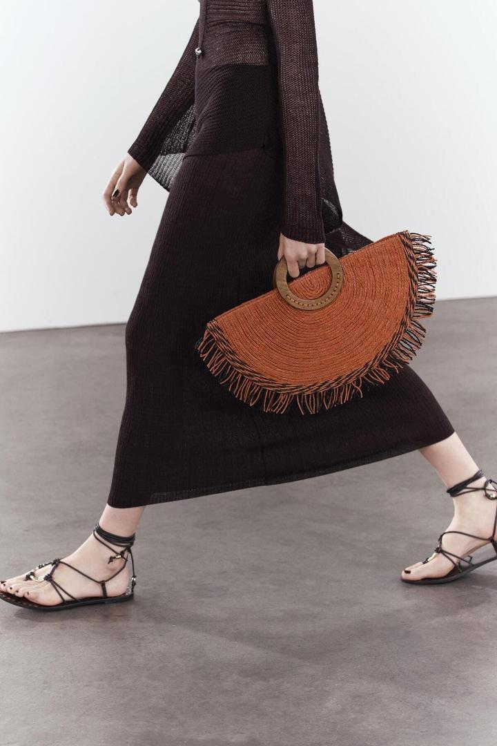 El nuevo bolso abanico trenzado de color naranja de Zara