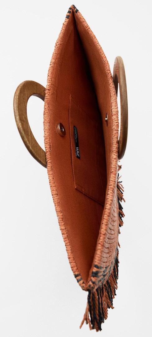 El nuevo bolso abanico trenzado de color naranja de Zara