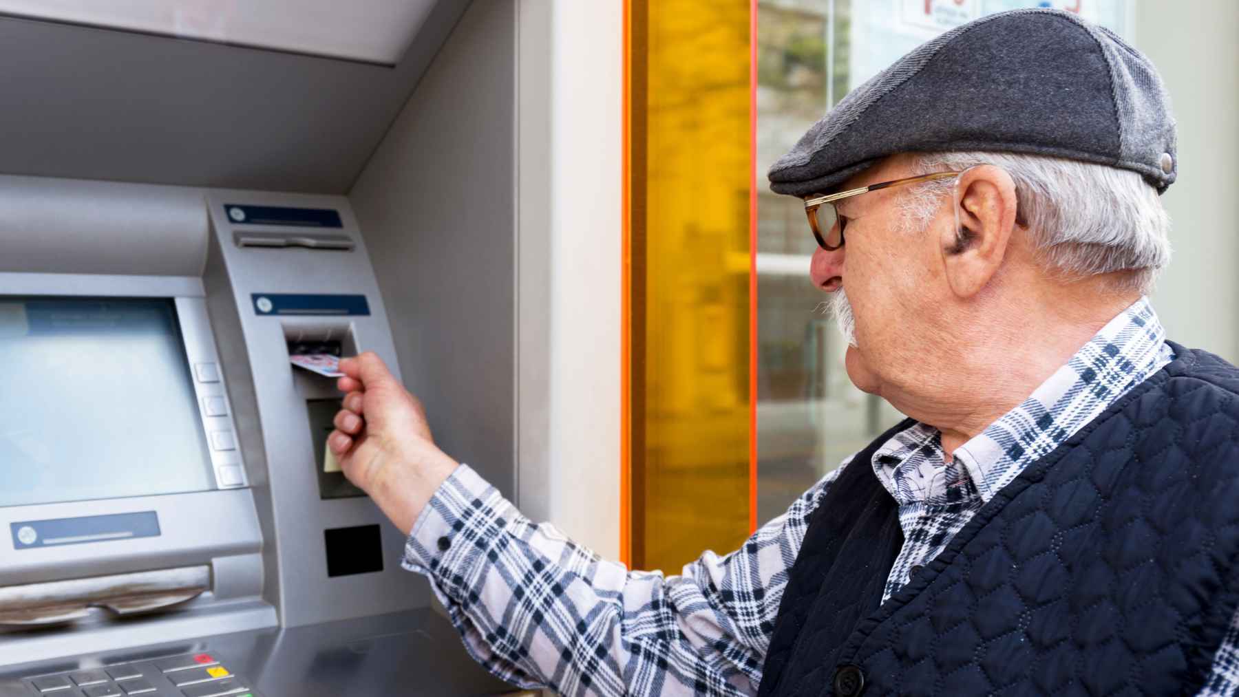 Un pensionista de la Seguridad Social comprueba si ha cobrado su pensión