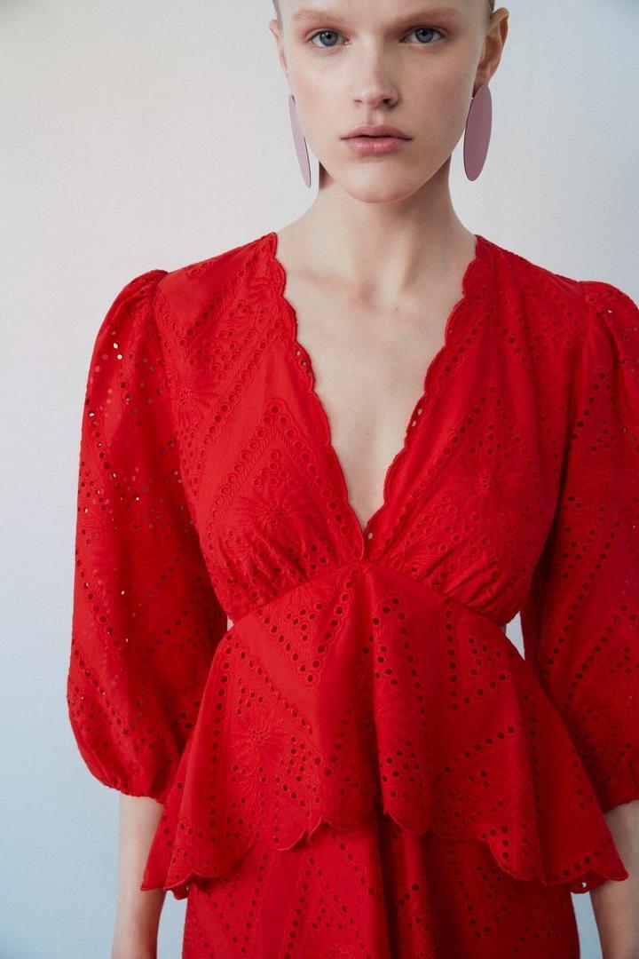 El nuevo vestido midi rojo con calado de Sfera