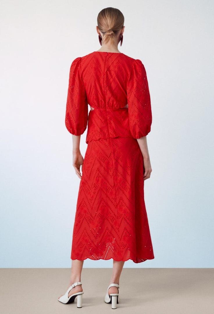 El nuevo vestido midi rojo con calado de Sfera
