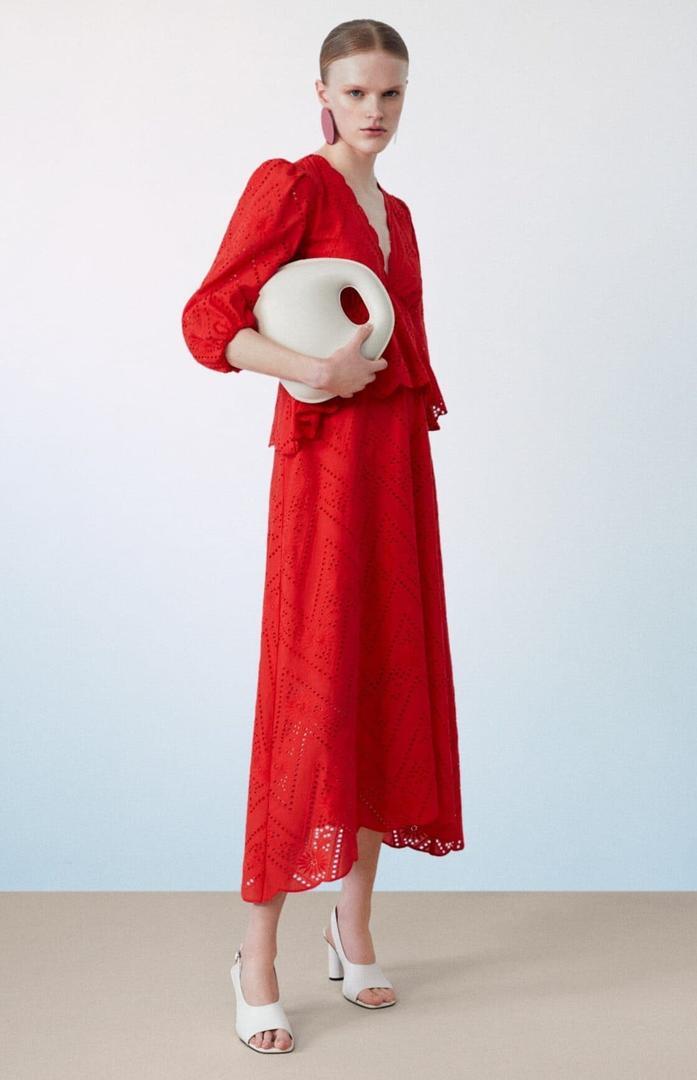 El nuevo vestido midi rojo con calado de Sfera