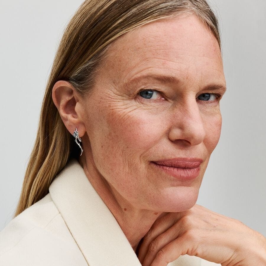 Los nuevos pendientes de botón de rosa curvada floreciendo de Pandora