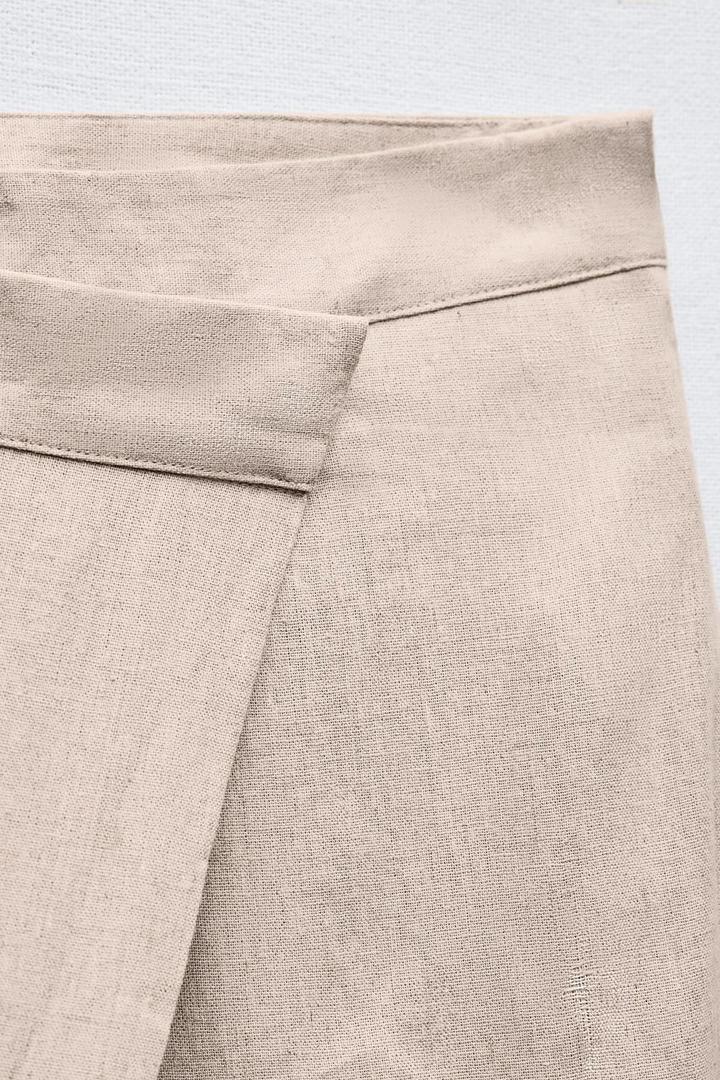 El pantalón pareo con cruce y lino de Zara