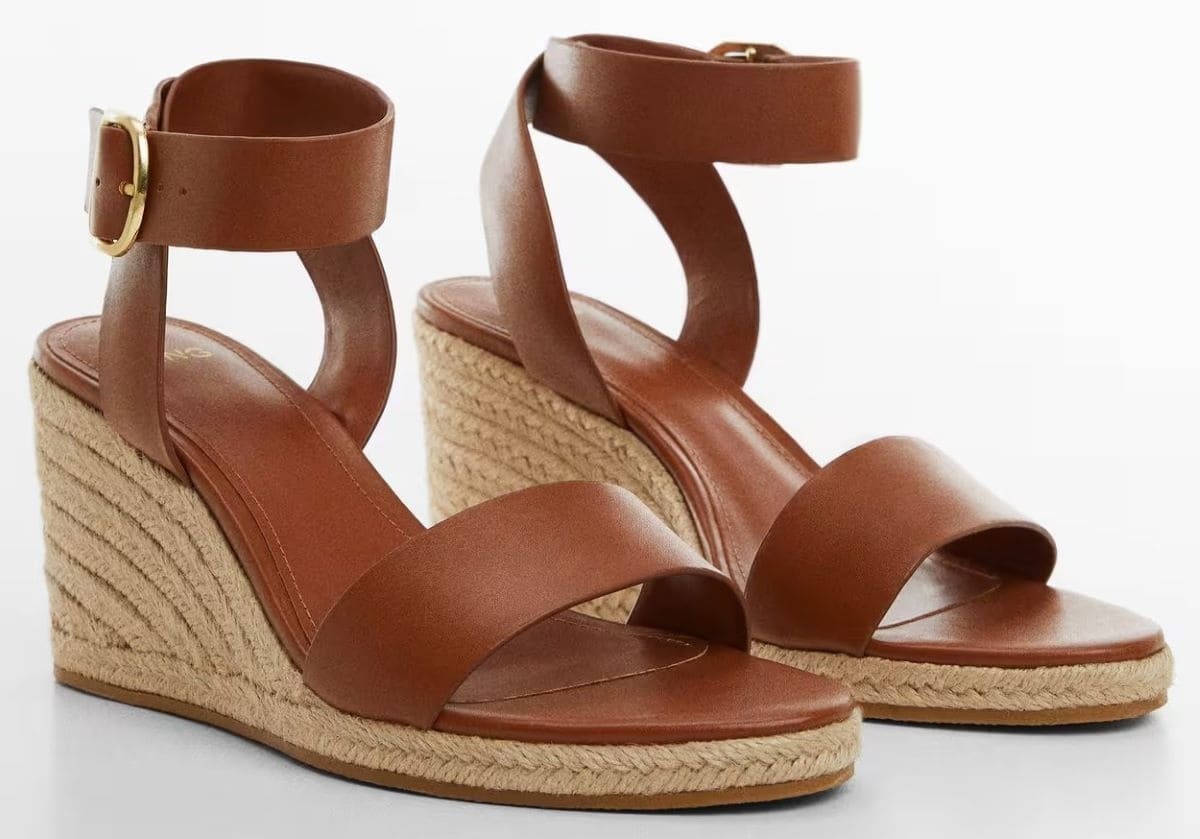 Sandalia cuña hebilla de Mango