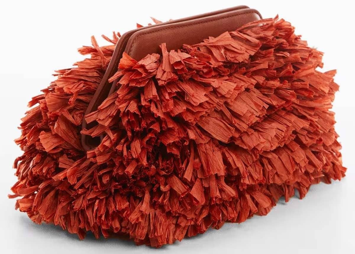 Bolso clutch flecos de Mango