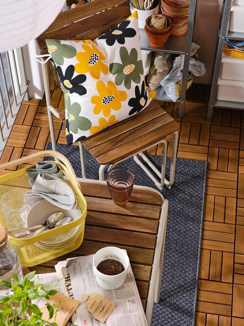 El nuevo conjunto de exterior con mesa, dos sillas y dos taburetes FURUÖN de Ikea