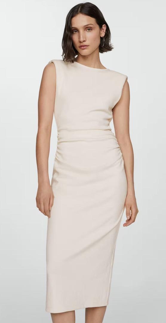 El nuevo vestido midi con detalles drapeados de color crudo de Mango