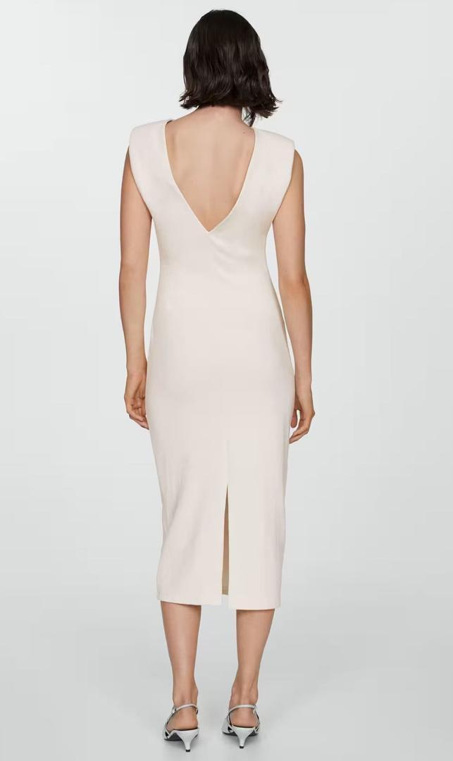 El nuevo vestido midi con detalles drapeados de color crudo de Mango