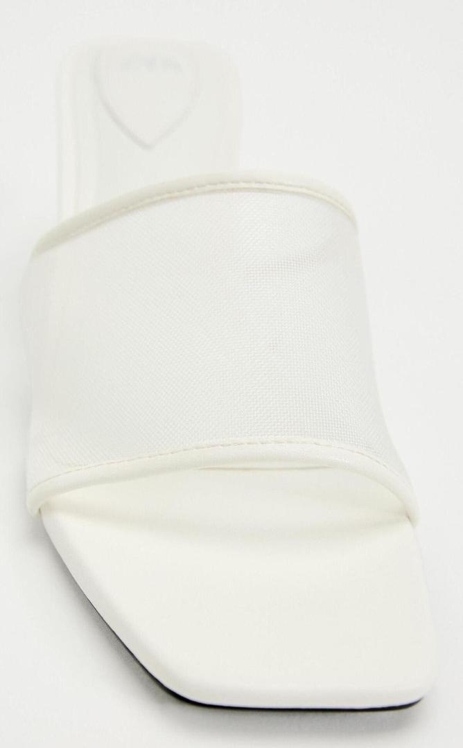 Las nuevas sandalias con tacón ancho y tejido de rejilla de Zara