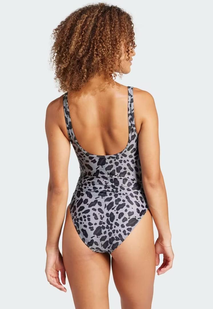 El bañador Essentials Animal Print U-Back de Adidas en Decathlon