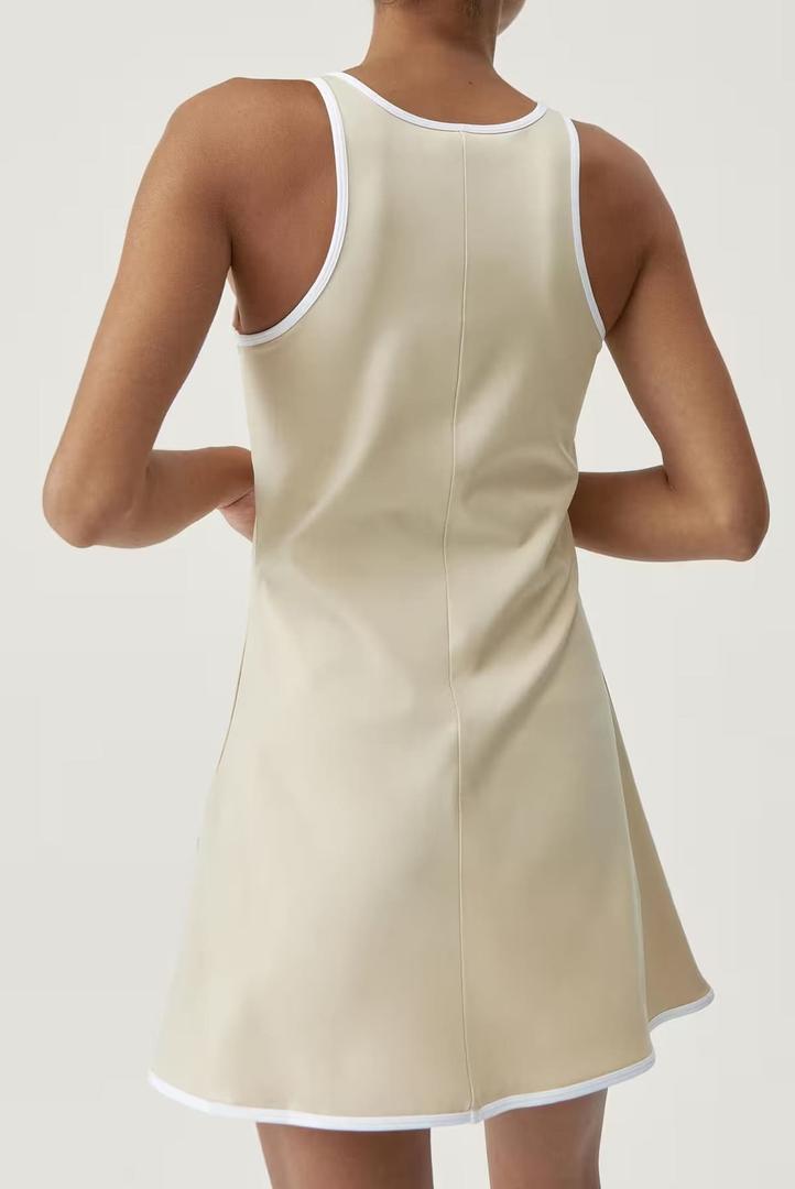 El vestido deportivo bicolor en tejido performance de Born Living Yoga en Decathlon