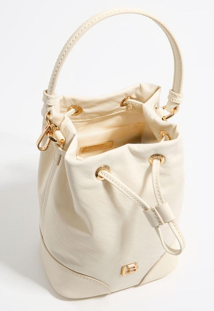 El bolso saca de nylon color piedra de Bimba y Lola