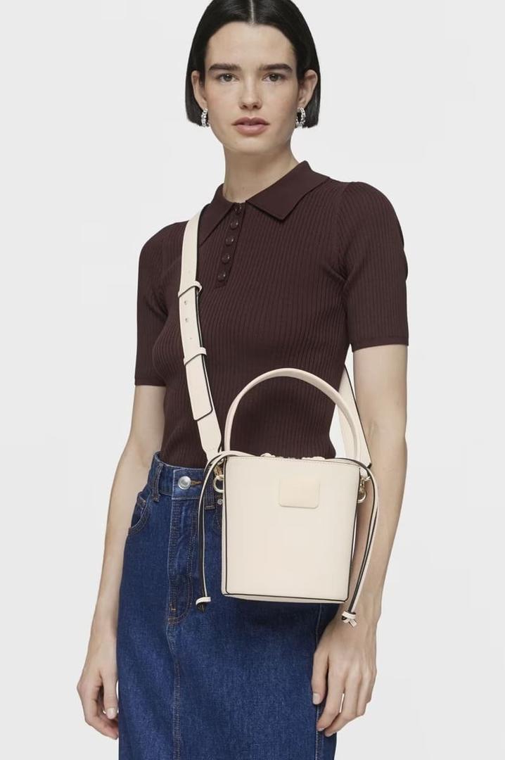 El bolso tipo bombonera pequeña color beige Tous Lucia