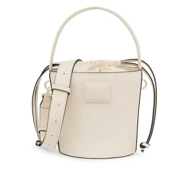 El bolso tipo bombonera pequeña color beige Tous Lucia