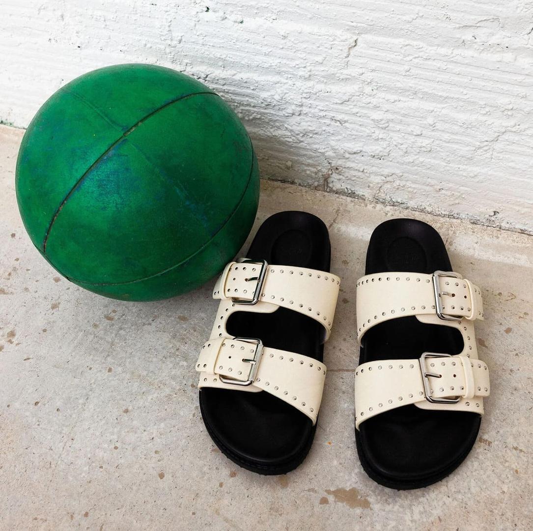 Las nuevas sandalias planas con hebillas y tachas de Parfois