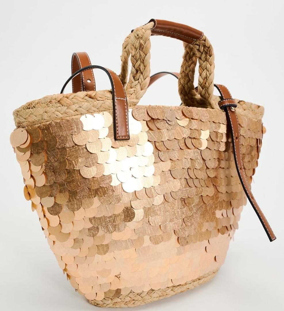 El bolso cesta de lentejuelas doradas de Zara