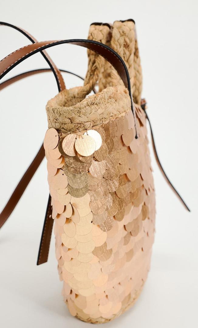 El bolso cesta de lentejuelas doradas de Zara