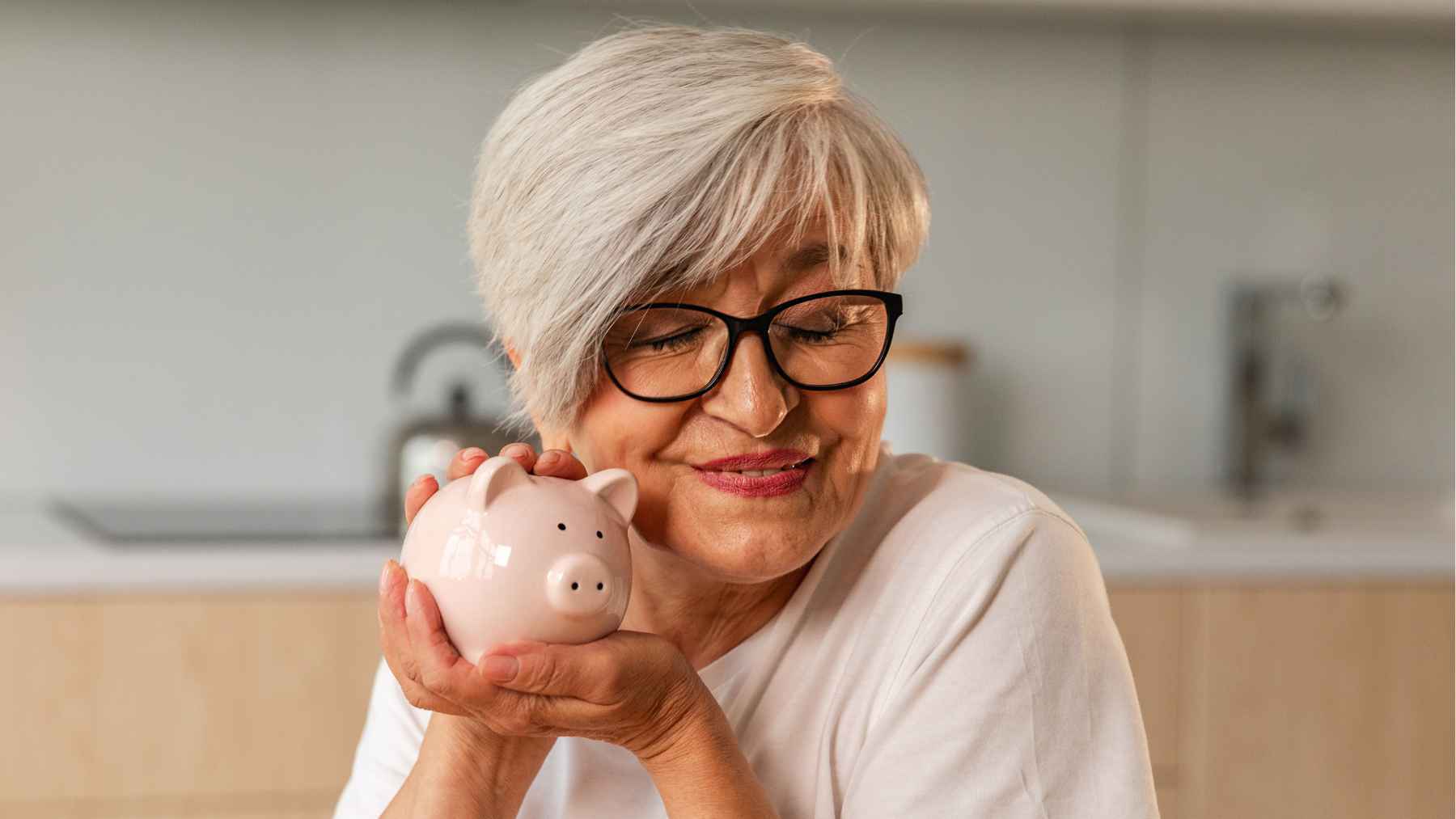 Una pensionista contenta por la nueva paga extra de la Seguridad Social