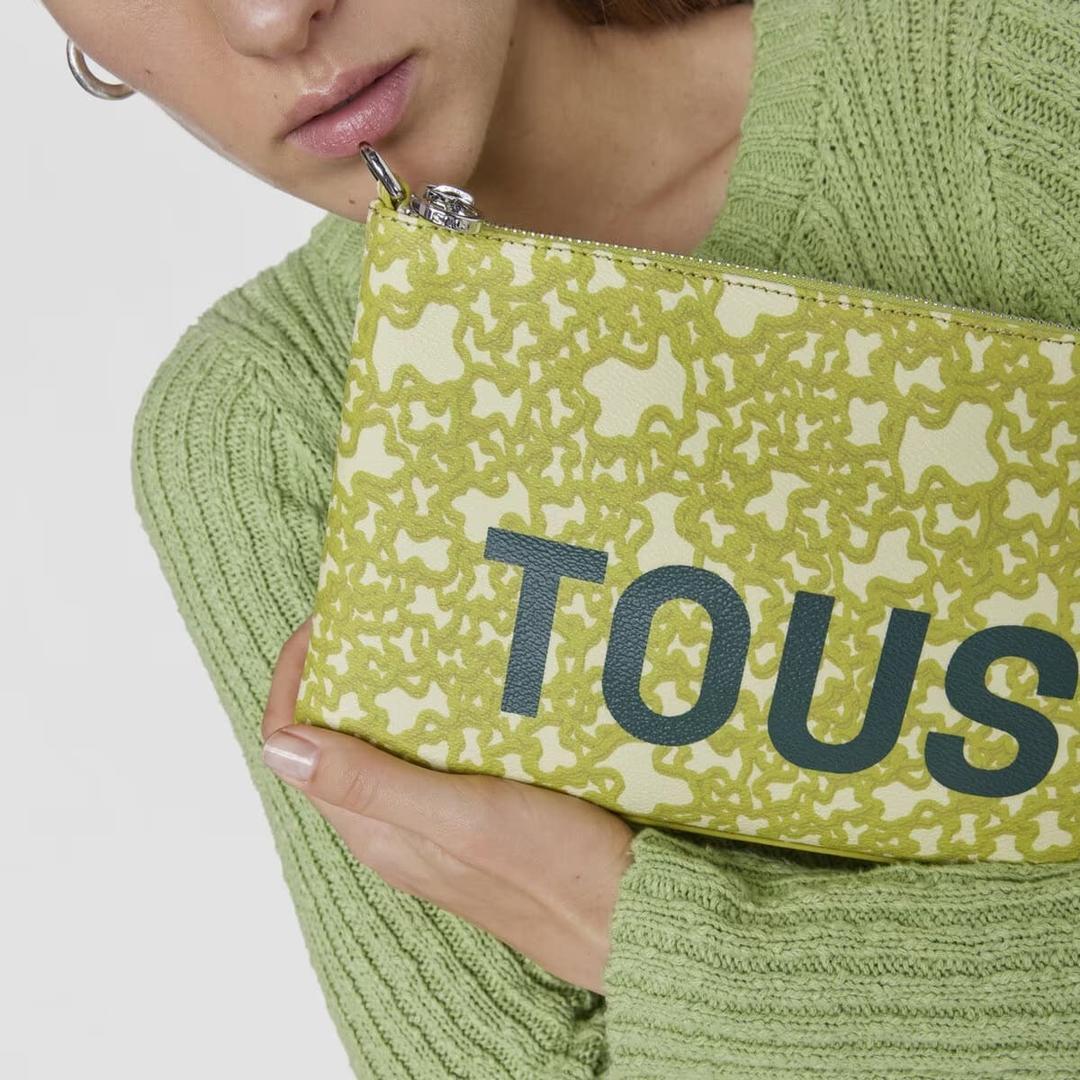 El bolso tipo bandolera modelo Flat Kaos Mini Evolution de Tous