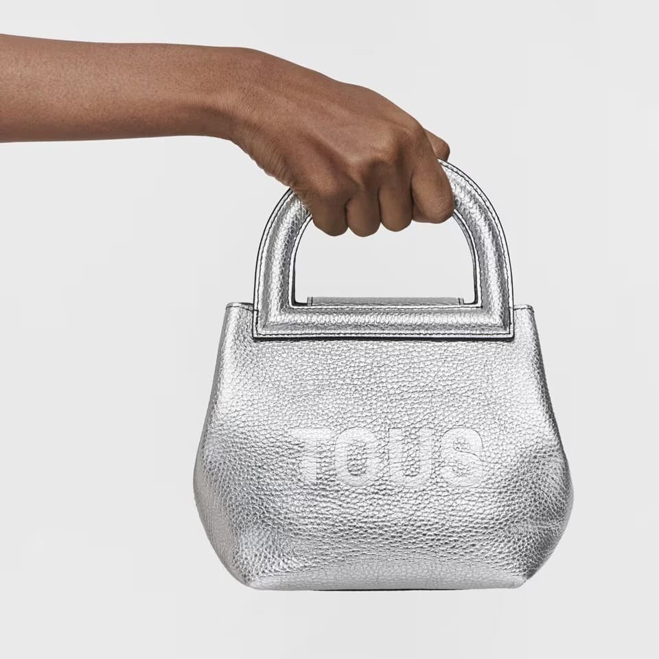 El bolso saca pequeña de piel plata Tous Dora