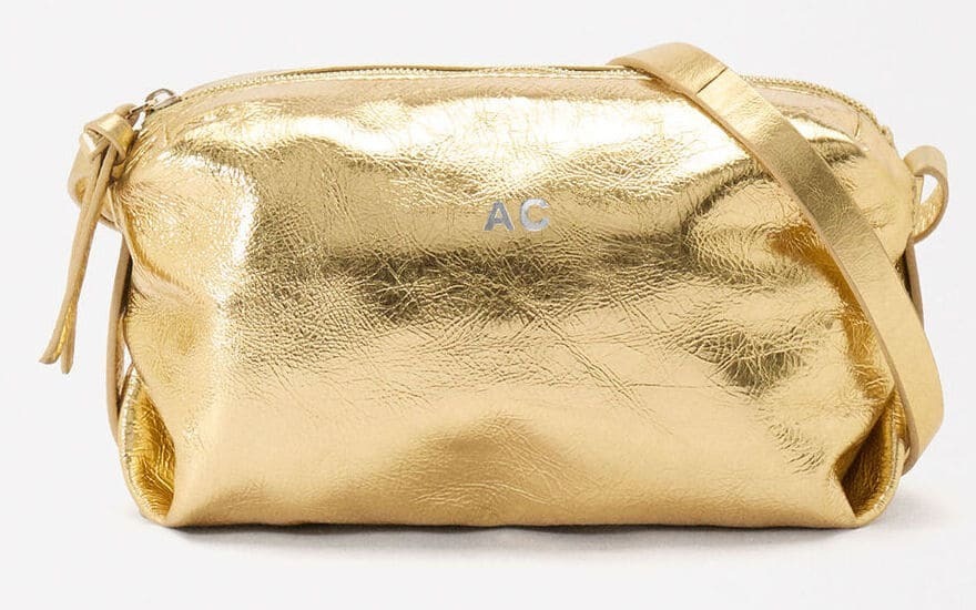 El nuevo bolso bandolera de piel personalizable dorado metalizado de Parfois