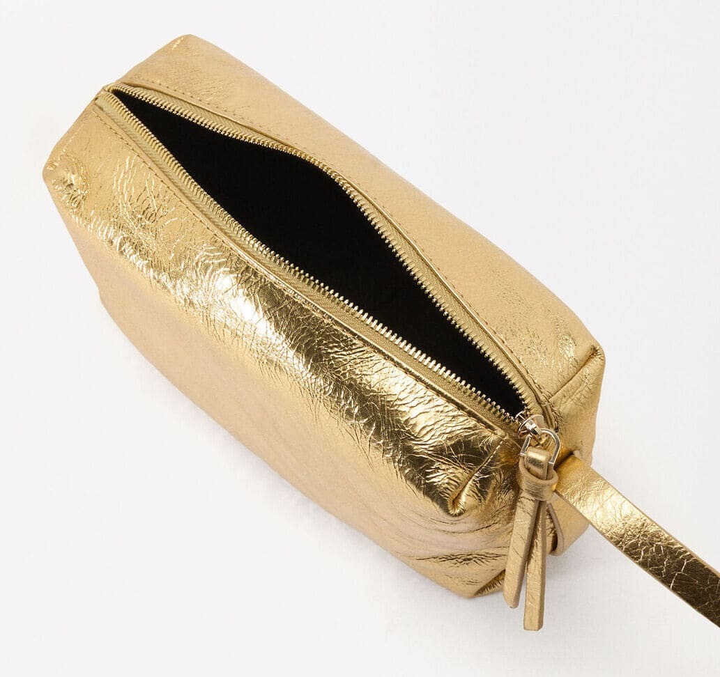 El nuevo bolso bandolera de piel personalizable dorado metalizado de Parfois