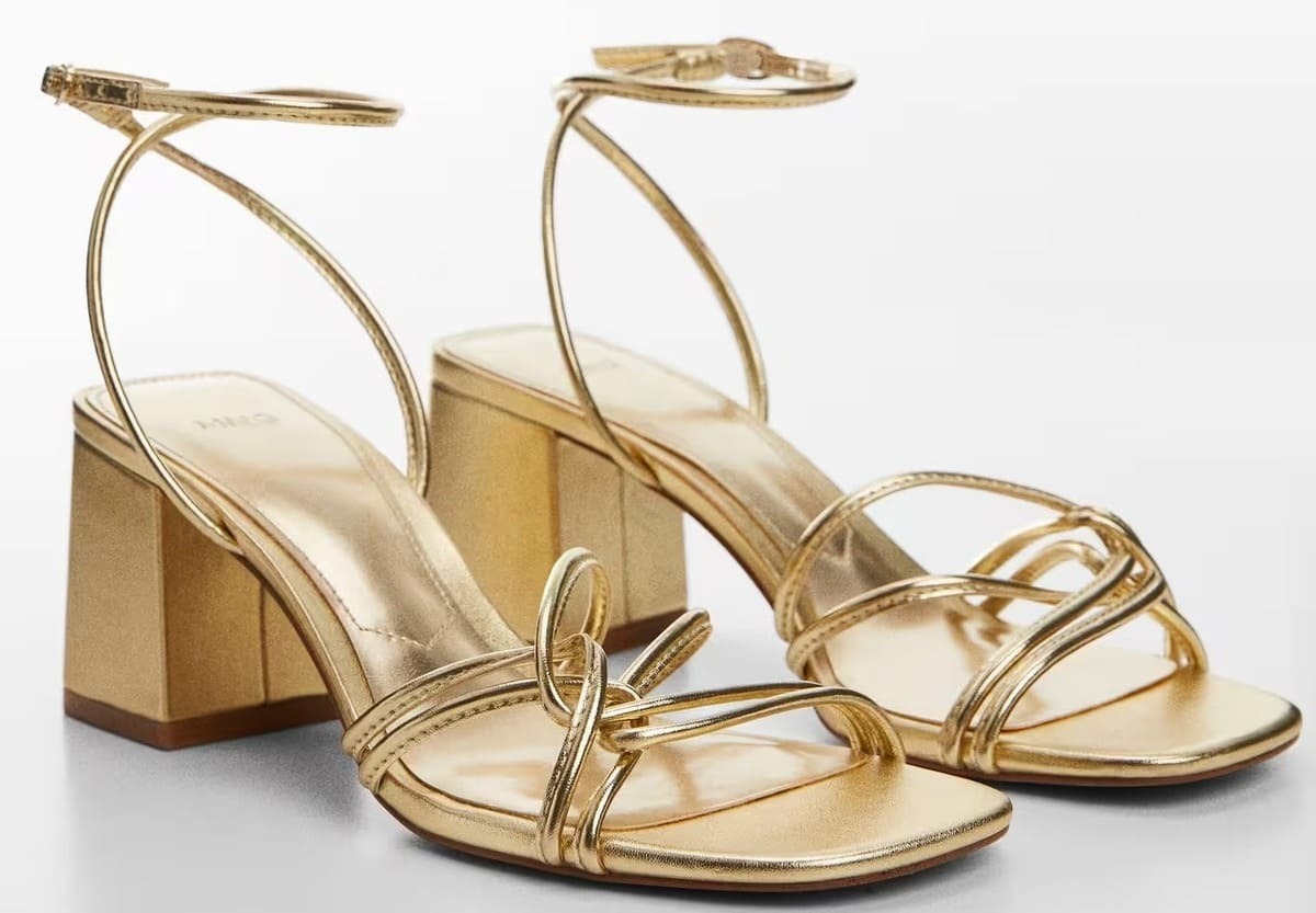 Las sandalias de tacón doradas con tiras de Mango
