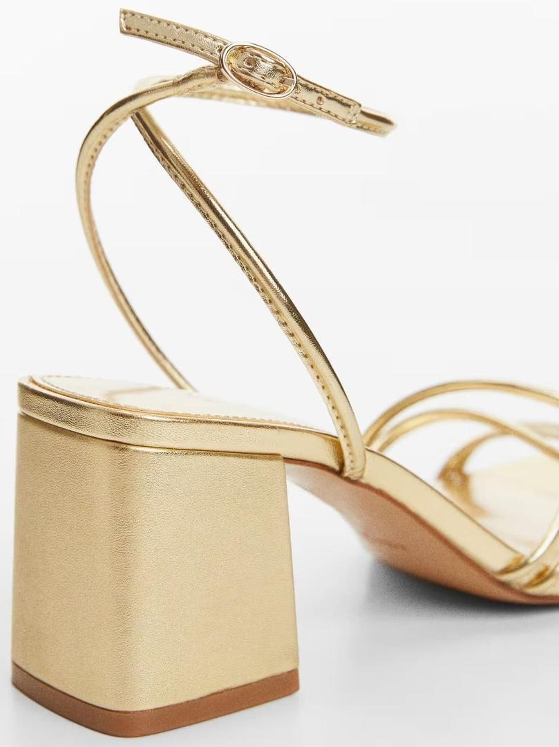 Las sandalias de tacón doradas con tiras de Mango