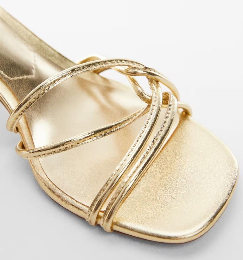Las sandalias de tacón doradas con tiras de Mango