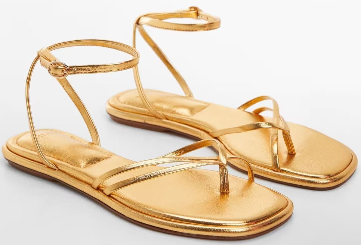 Las sandalias con tiras metalizadas de Mango
