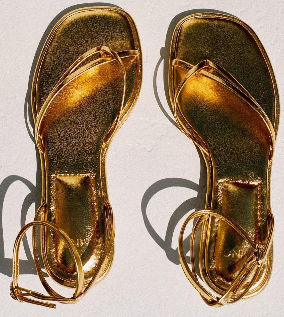 Las sandalias con tiras metalizadas de Mango