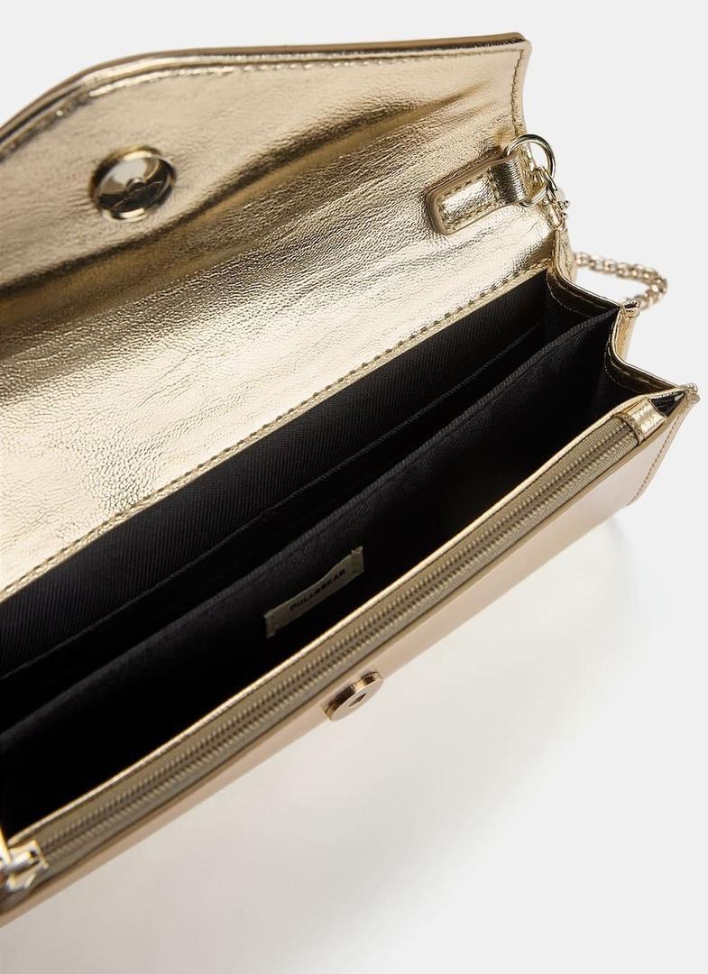 El bolso bandolera metalizada de Pull&Bear