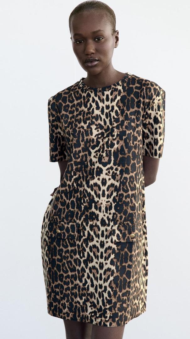 El vestido corto estampado de leopardo de Zara