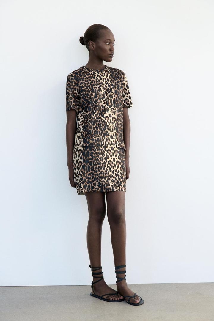 El vestido corto estampado de leopardo de Zara