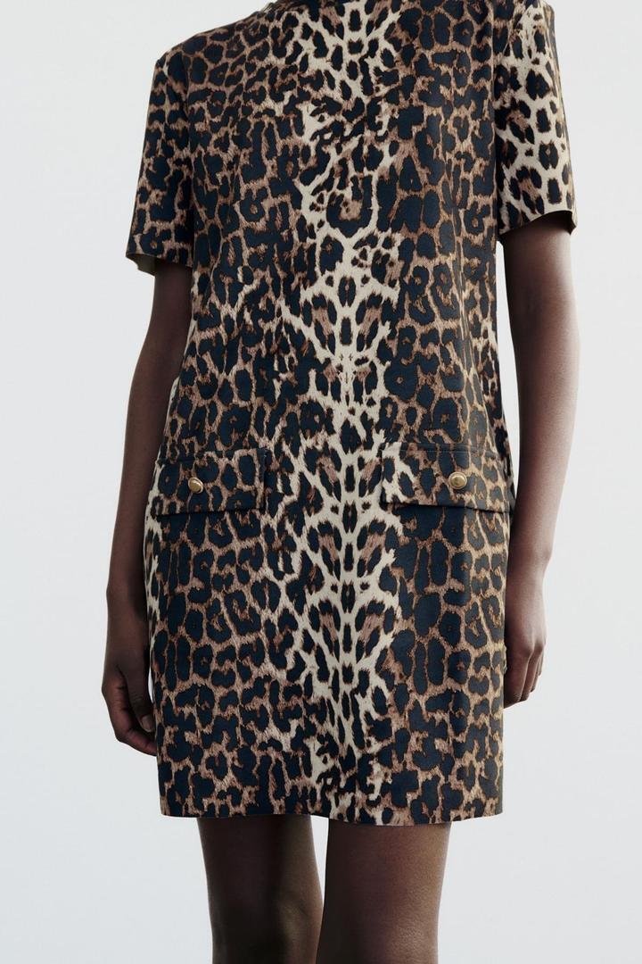 El vestido corto estampado de leopardo de Zara
