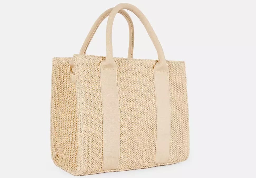 El minibolso tote de paja color beige de Primark