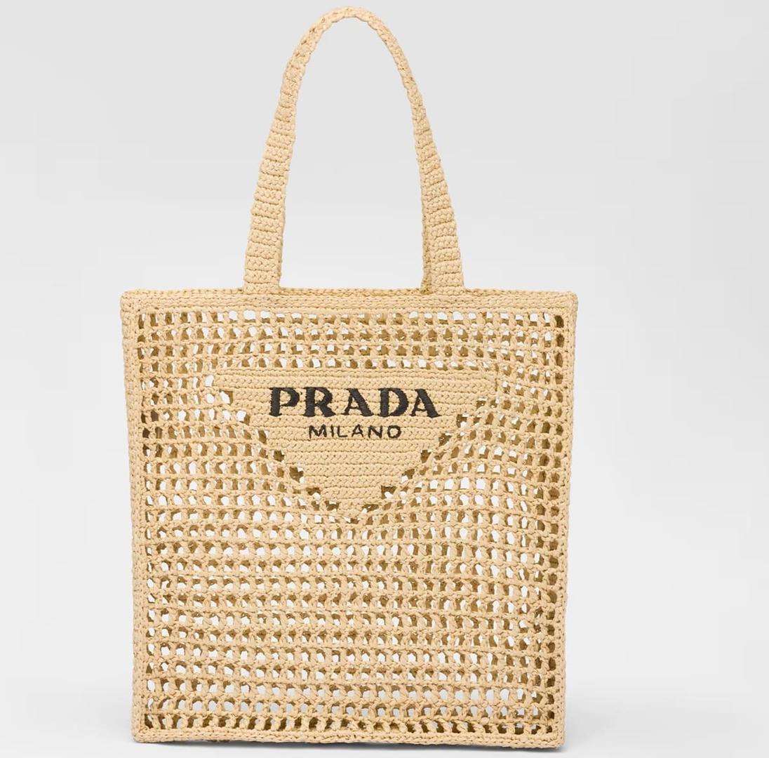 El bolso tote de croché con logo de Prada