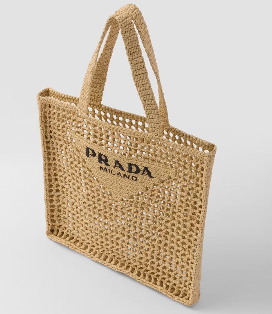 El bolso tote de croché con logo de Prada