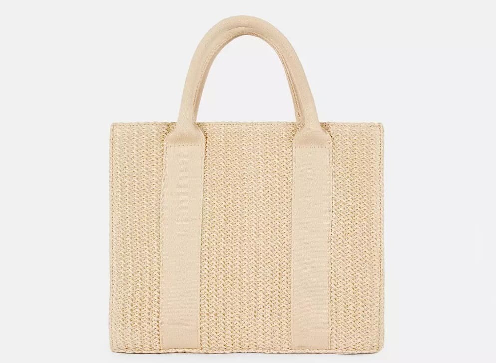 El minibolso tote de paja color beige de Primark