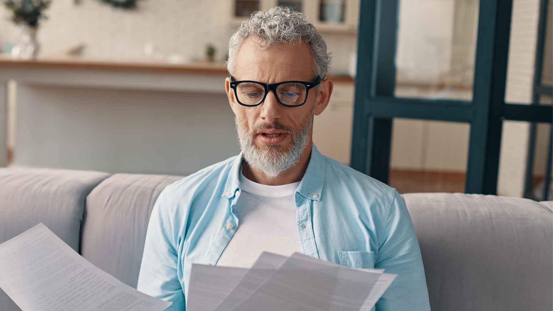 Un pensionista revisa documentos de la Seguridad Social