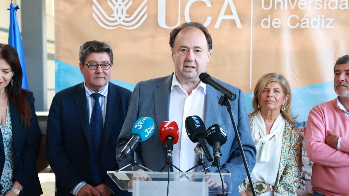 Casimiro Mantell, rector de la UCA, en la III Feria de Formación Profesional | Cristo García